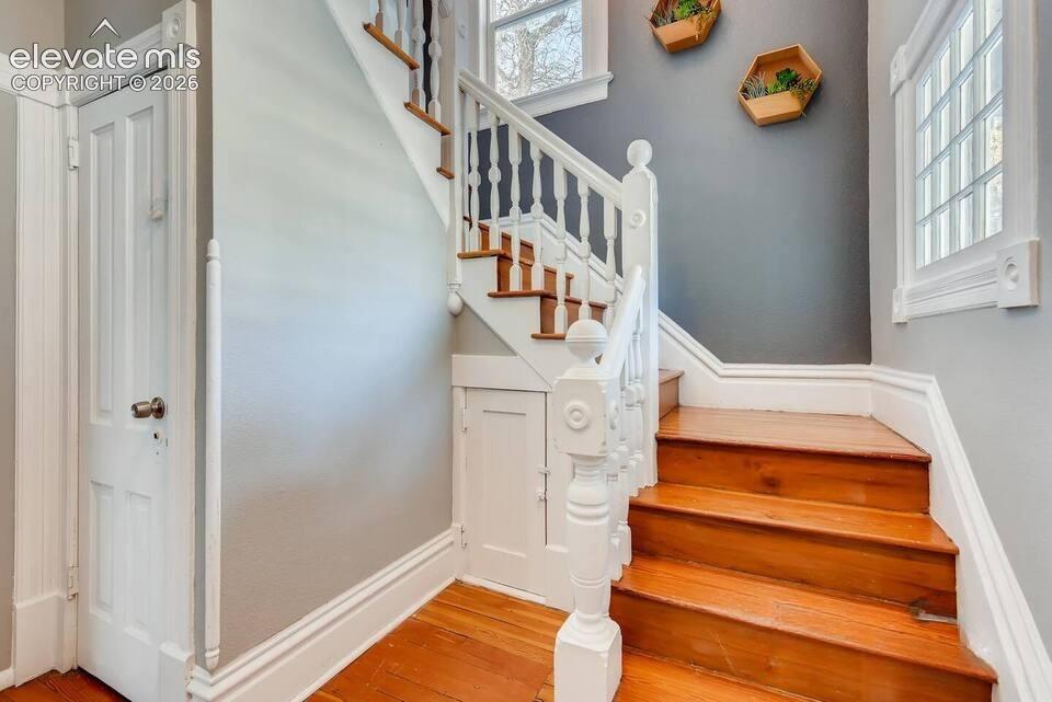 Image 3 of 27: Entryway and stairwell.