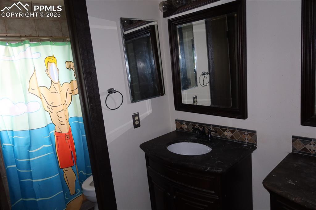 Image 10 of 15: Bathroom