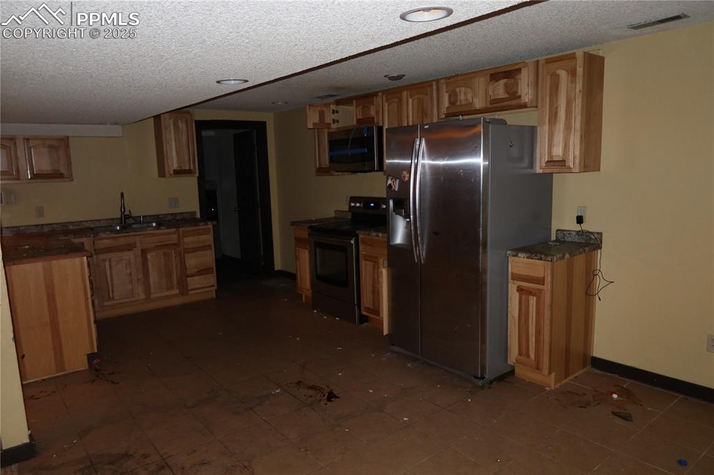 Image 12 of 15: Kitchen