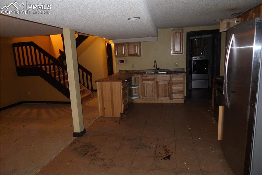 Image 13 of 15: Kitchen