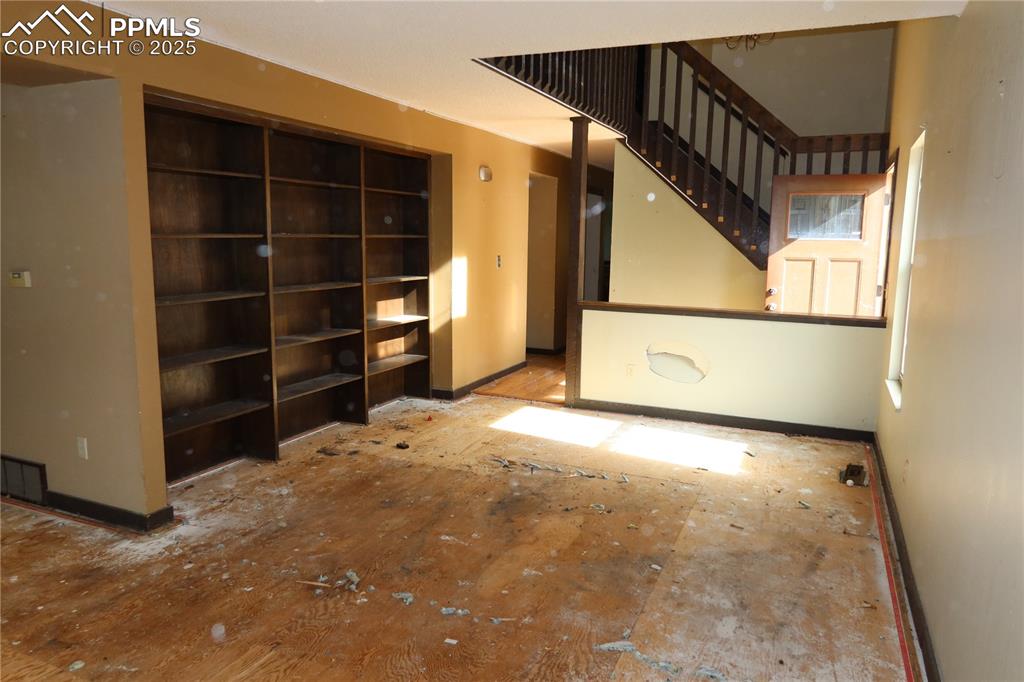 Image 4 of 15: Living Room