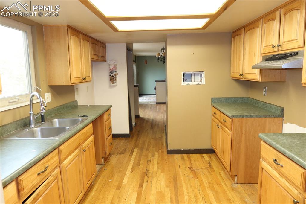 Image 5 of 15: Kitchen