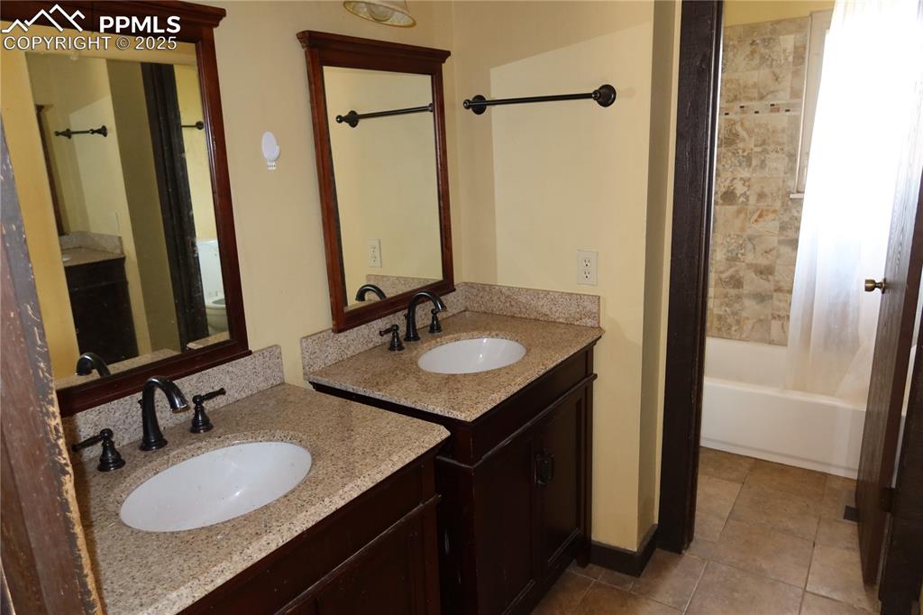 Image 7 of 15: Bathroom