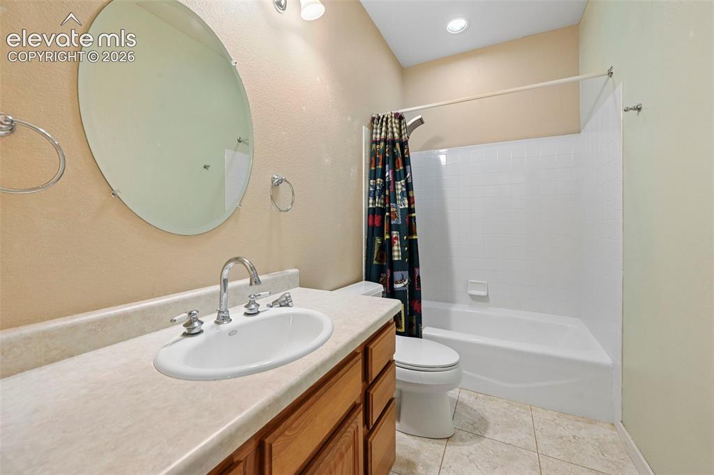 Image 16 of 28: Guest Bathroom