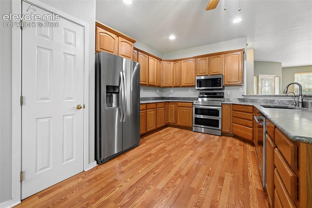 Image 17 of 28: Kitchen