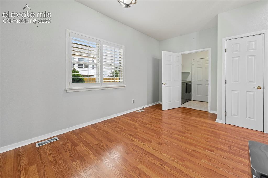 Image 19 of 28: Bedroom
