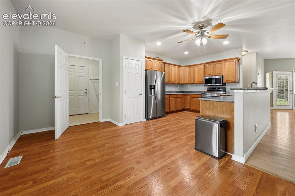 Image 20 of 28: Kitchen