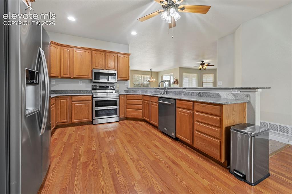 Image 21 of 28: Kitchen