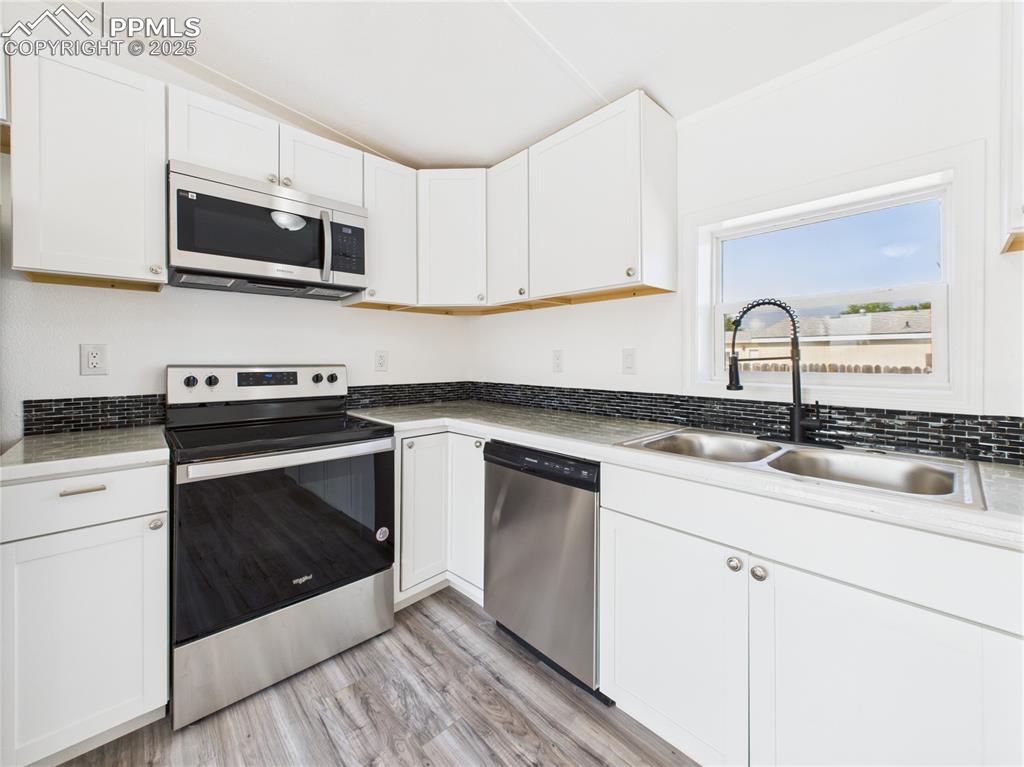 Image 15 of 49: Kitchen