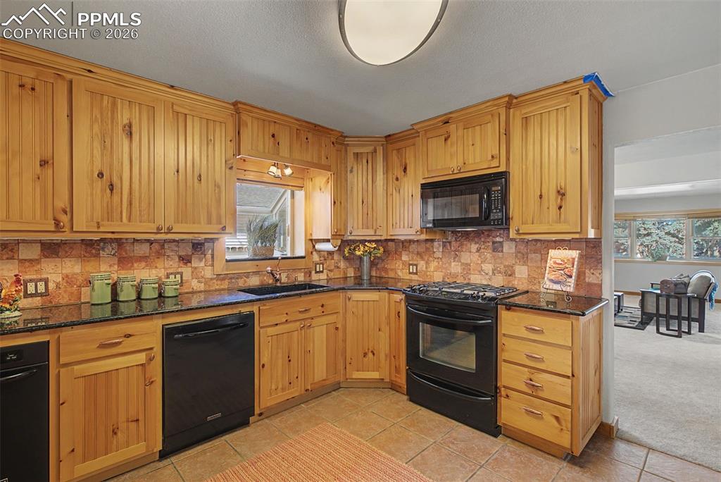 Image 20 of 37: Kitchen