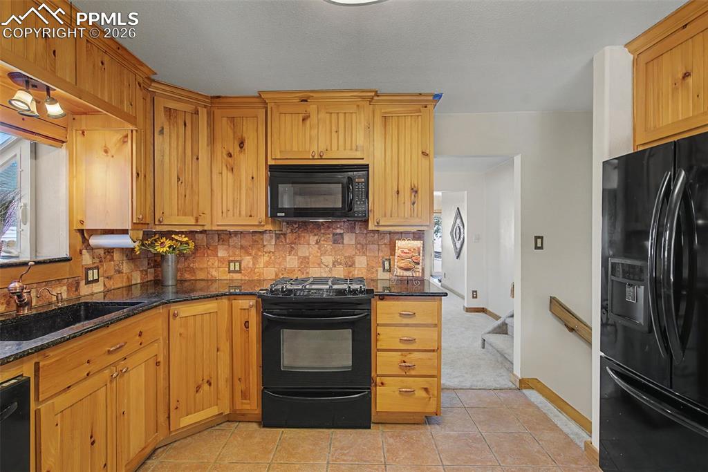 Image 21 of 37: Kitchen