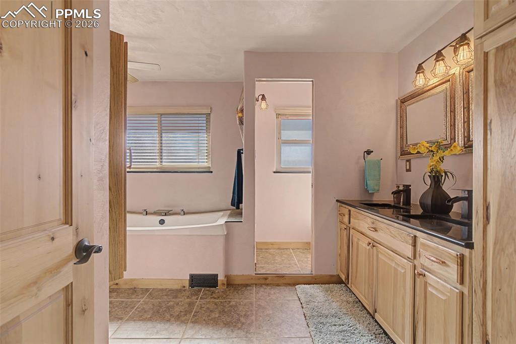 Image 27 of 37: Bathroom