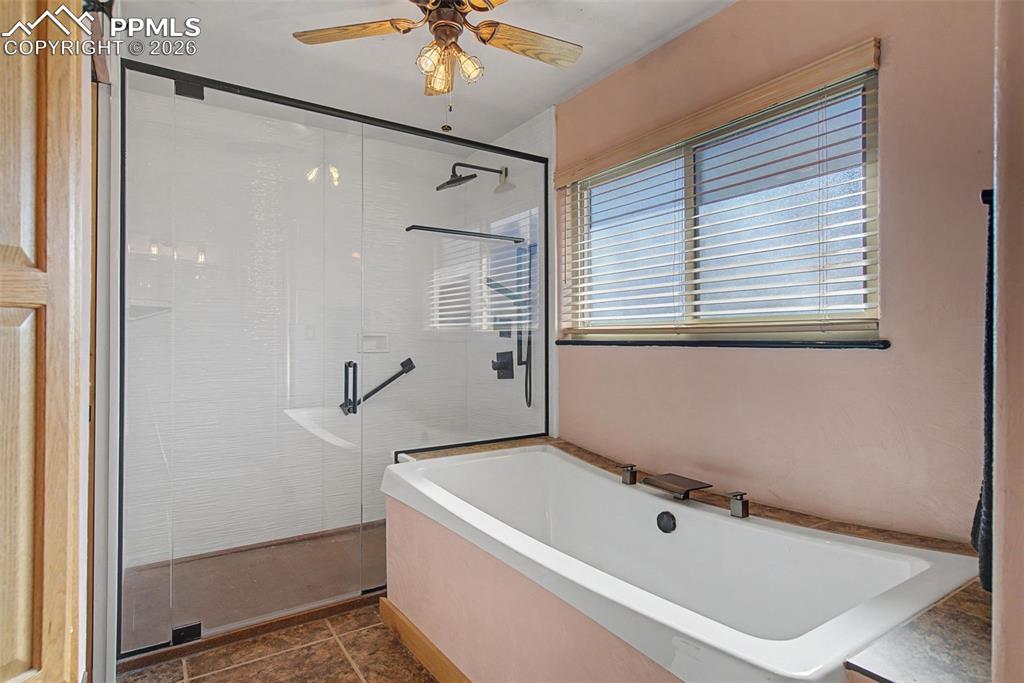 Image 29 of 37: Bathroom