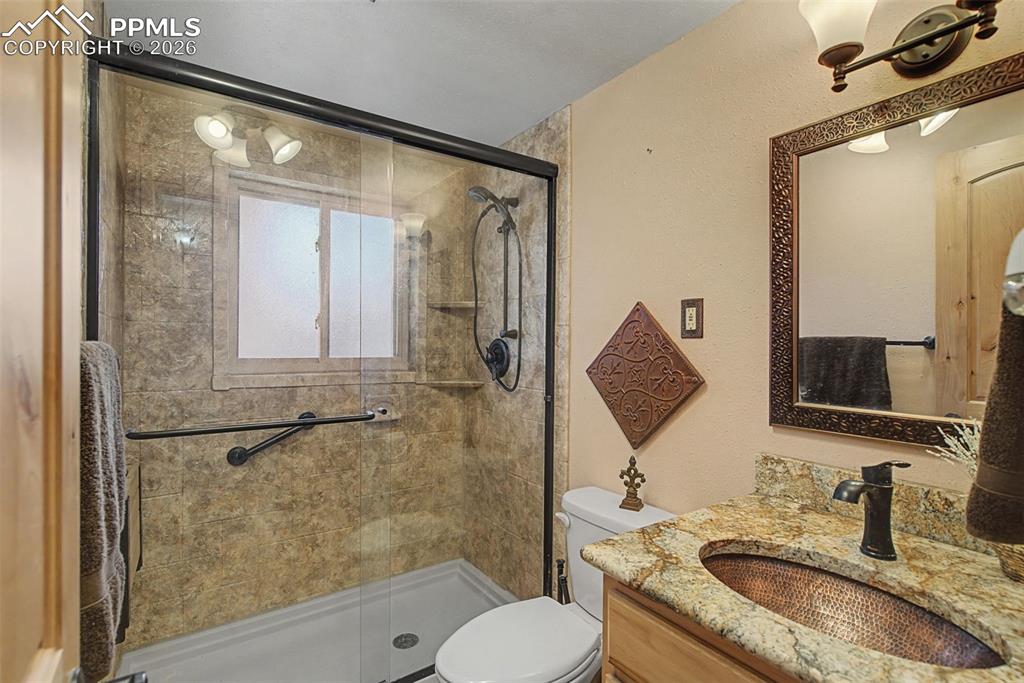 Image 35 of 37: Bathroom