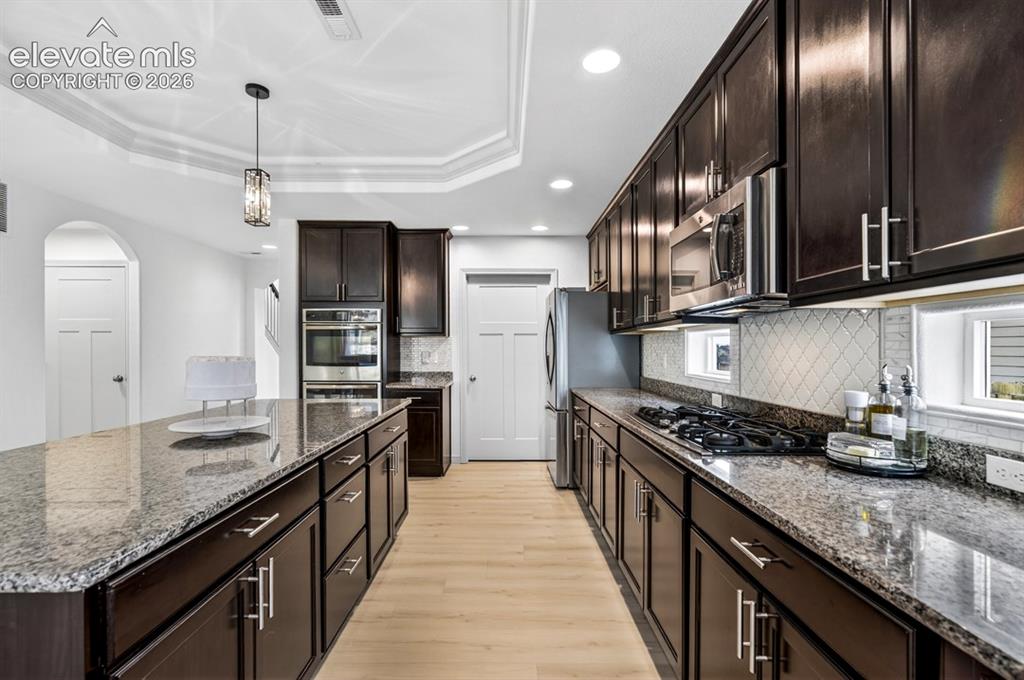 Image 13 of 50: Gourmet, island, granite, walk in pantry, coffered ceiling, double oven, st