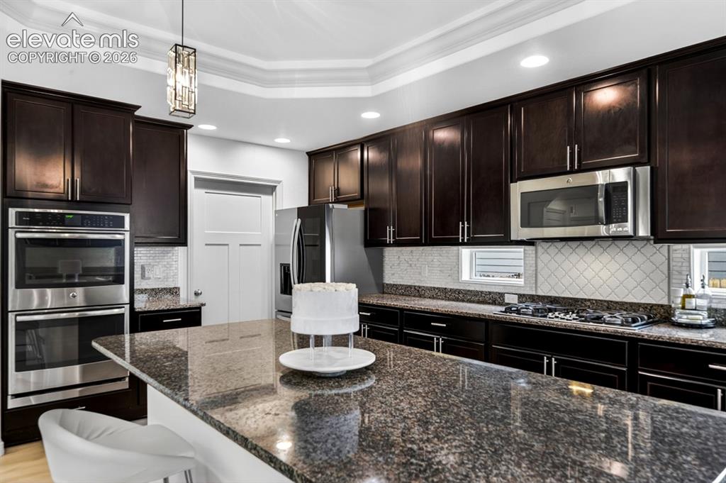 Image 15 of 50: Gourmet, island, granite, walk in pantry, coffered ceiling, double oven, st