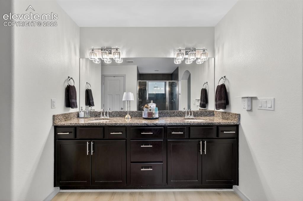 Image 30 of 50: Granite, double vanity