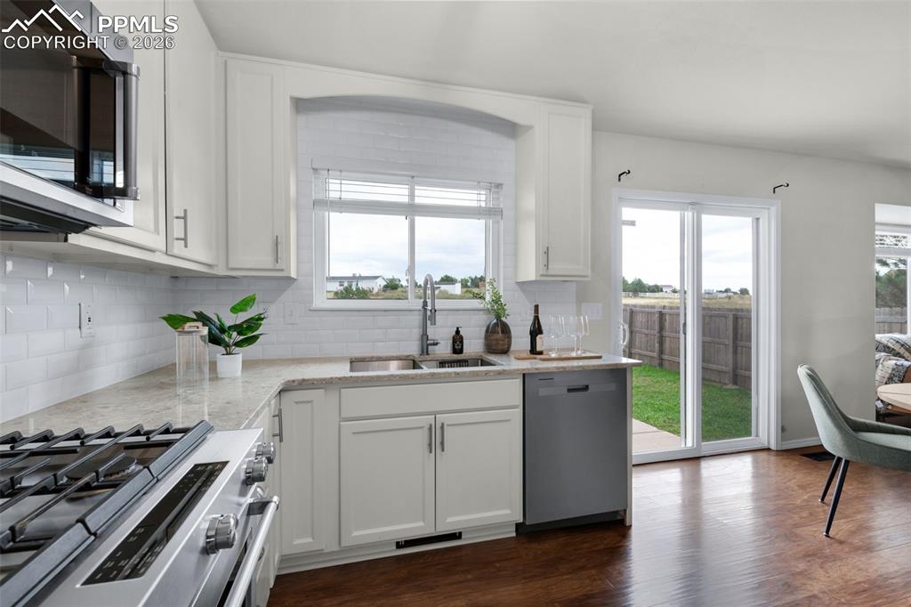 Image 10 of 49: Kitchen