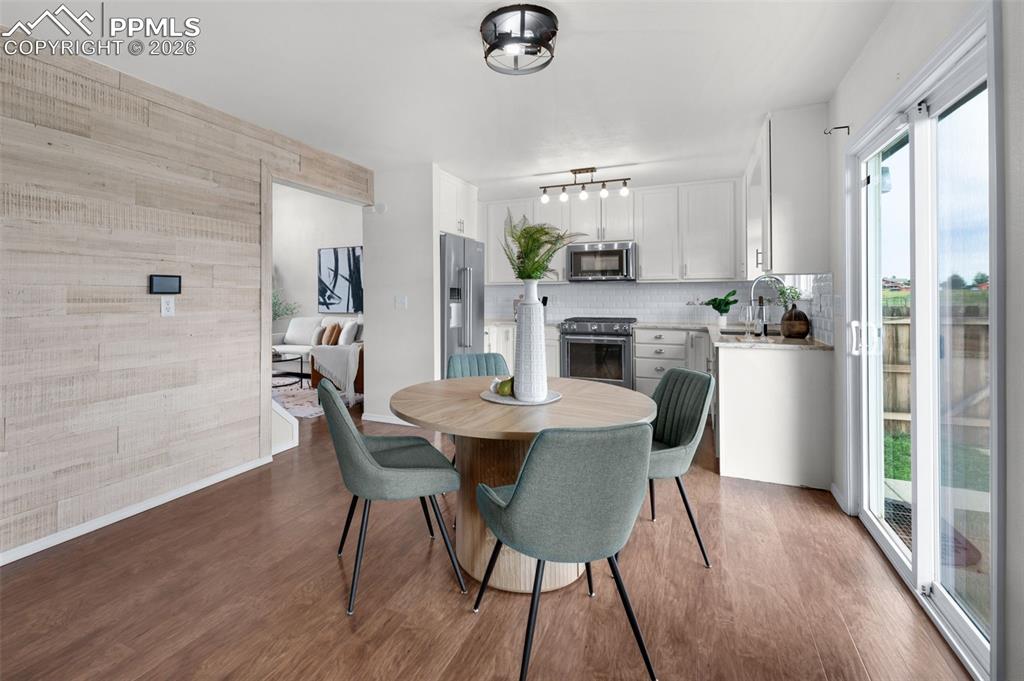 Image 13 of 49: Dining Area