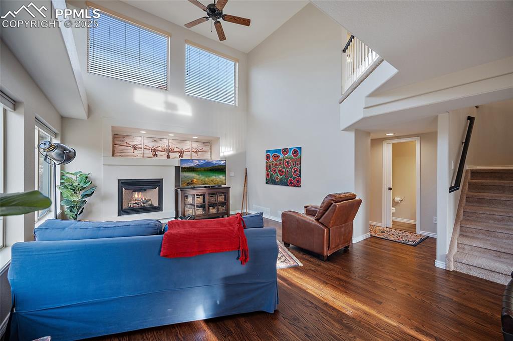 Image 17 of 50: Main level Living Room.