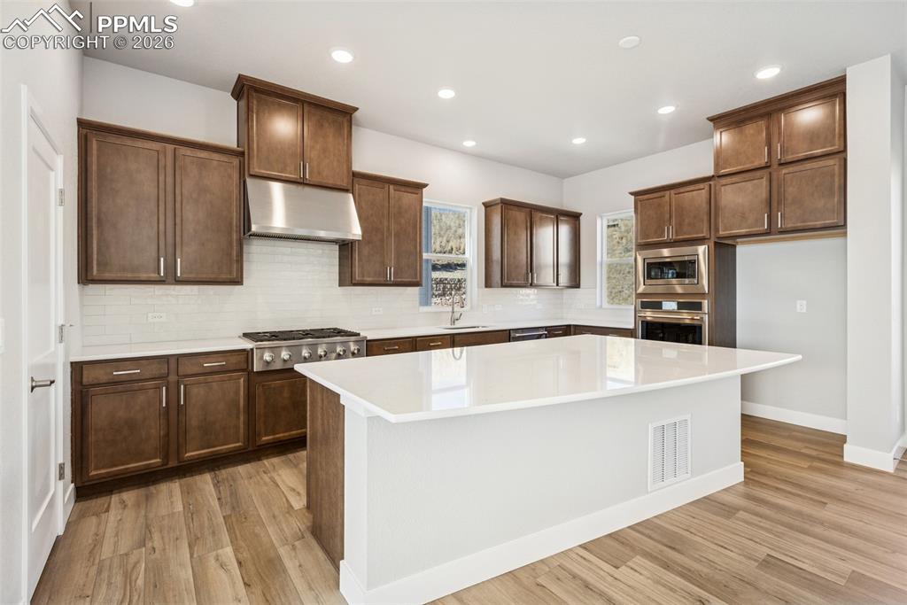 Image 7 of 29: Kitchen