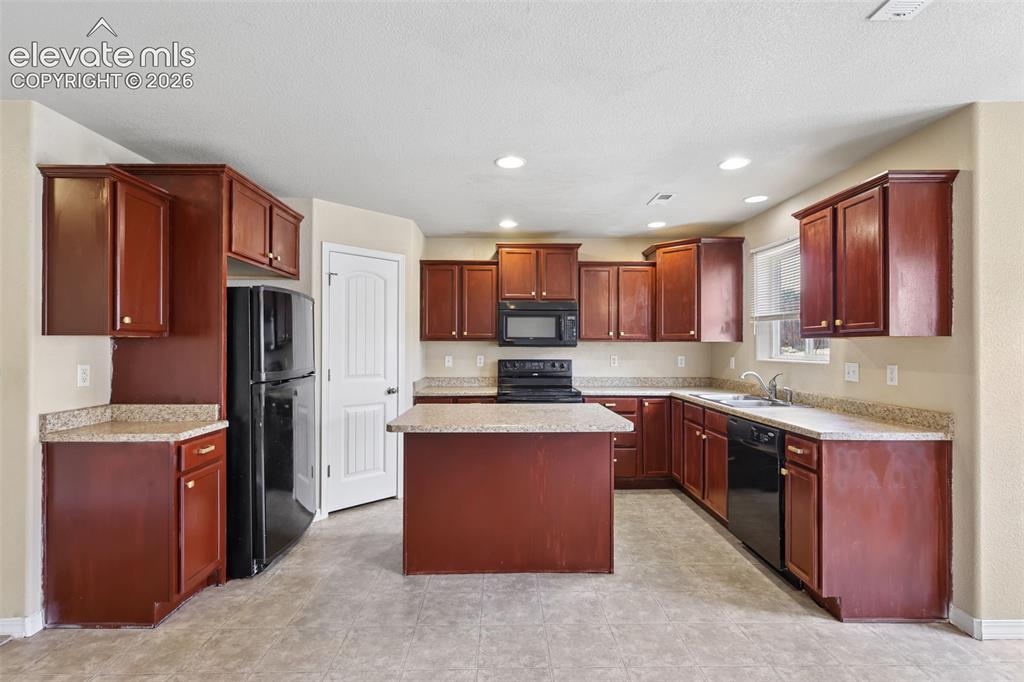 Image 11 of 38: Kitchen