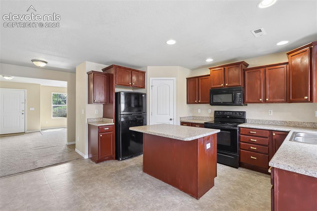 Image 7 of 38: Kitchen
