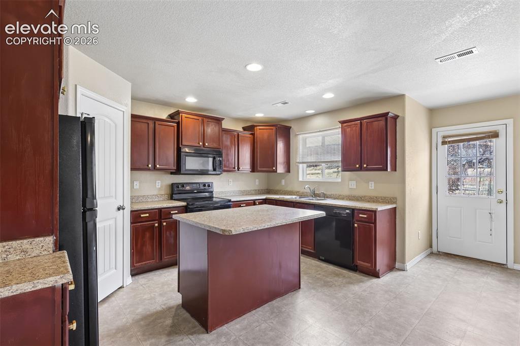 Image 9 of 38: Kitchen