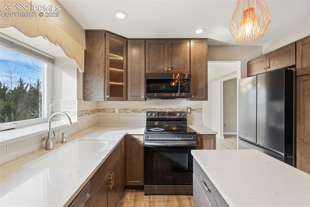 Image 15 of 45: Kitchen