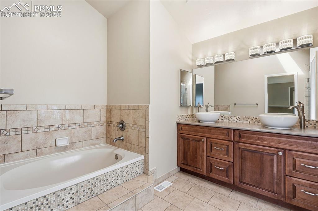 Image 21 of 45: Bathroom