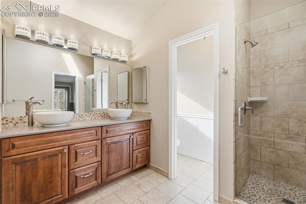 Image 22 of 45: Bathroom