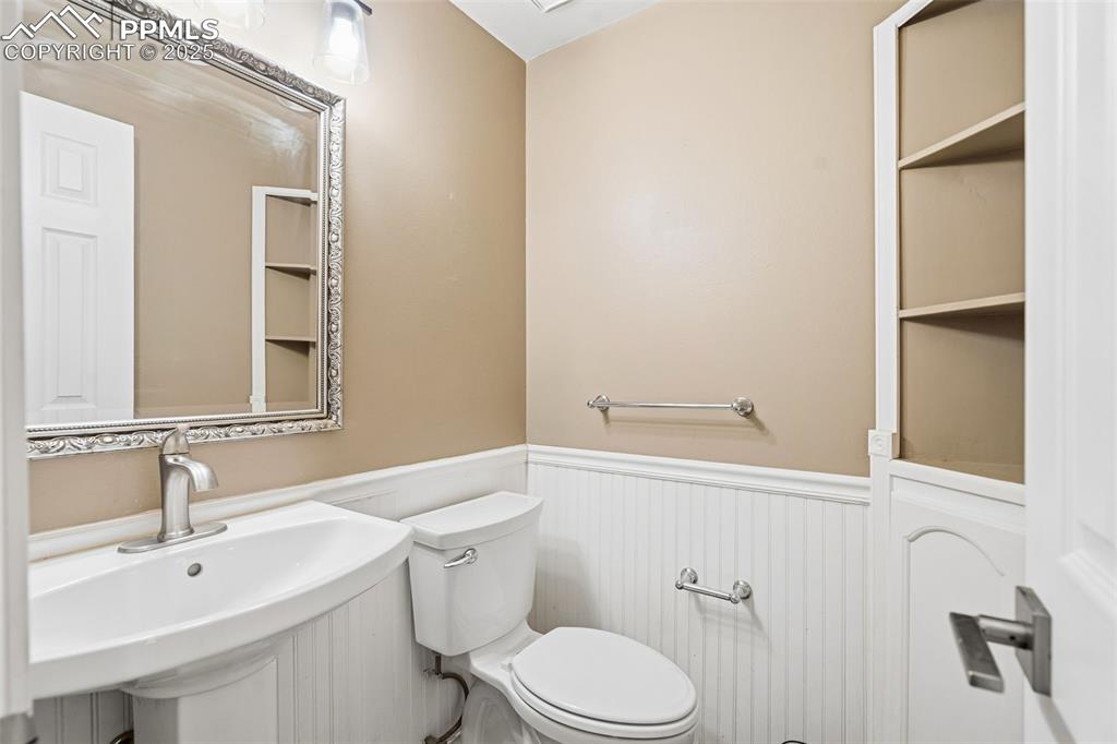 Image 26 of 45: Bathroom