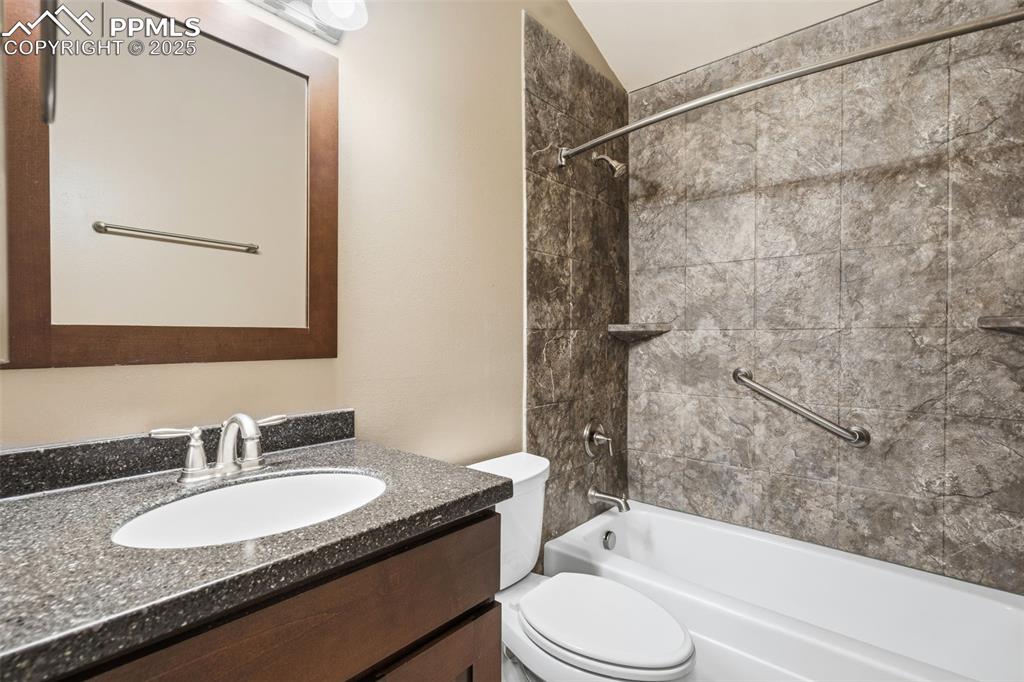 Image 34 of 45: Bathroom