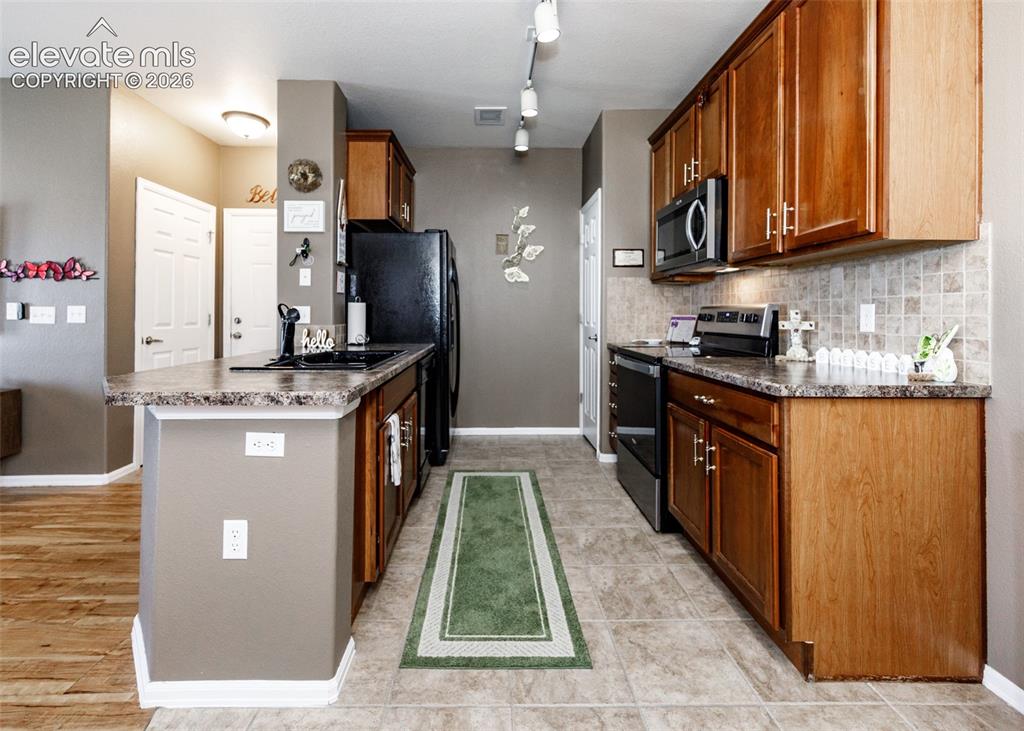 Image 14 of 34: Kitchen