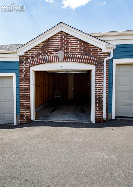 Image 25 of 34: Garage