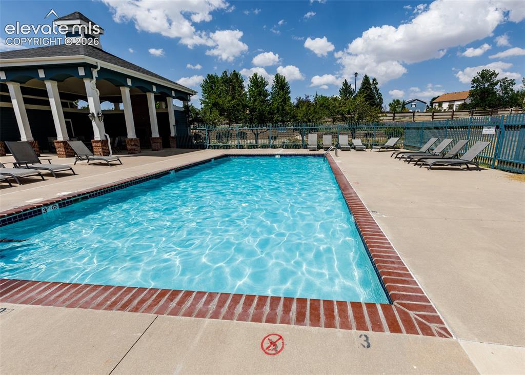 Image 31 of 34: Pool