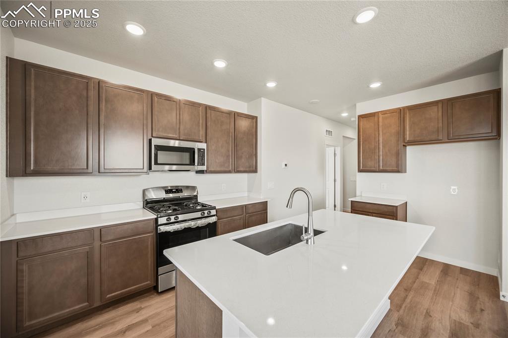 Image 11 of 32: Kitchen