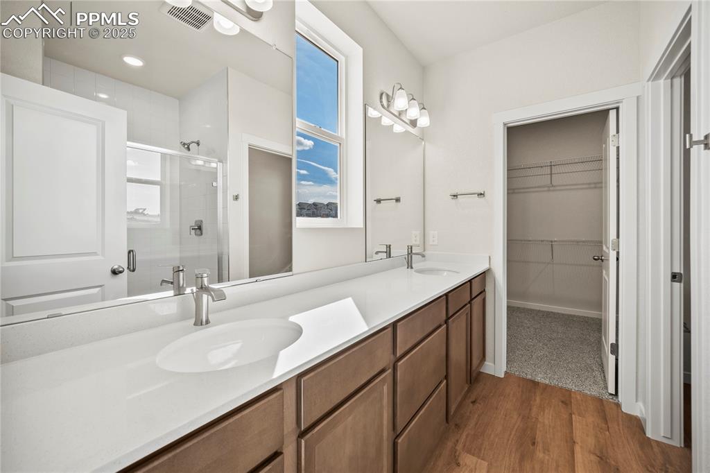 Image 22 of 32: Bathroom
