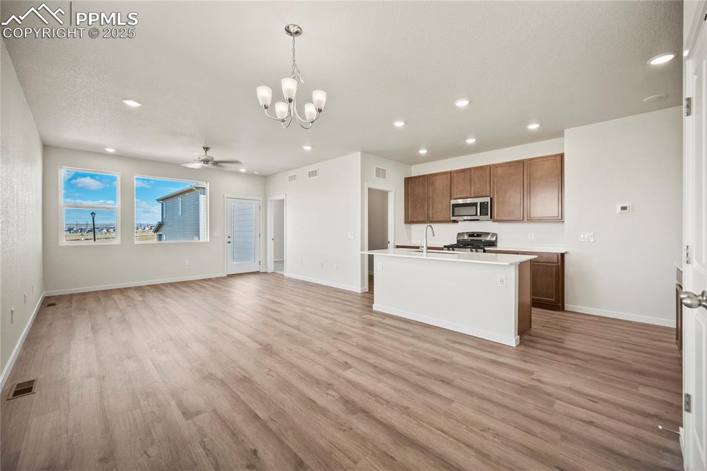 Image 8 of 32: Kitchen