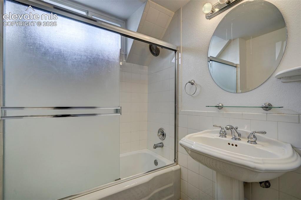 Image 41 of 49: Bathroom