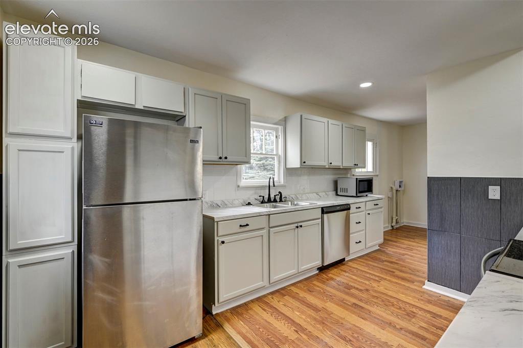 Image 5 of 49: Kitchen