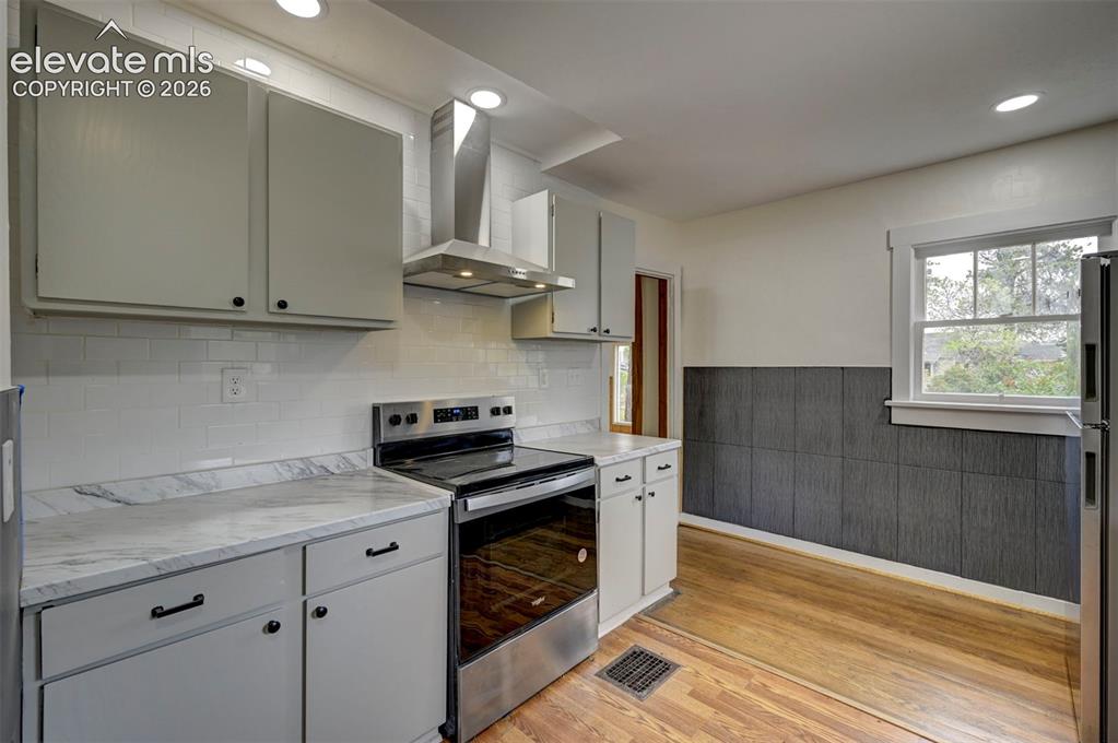Image 7 of 49: Kitchen