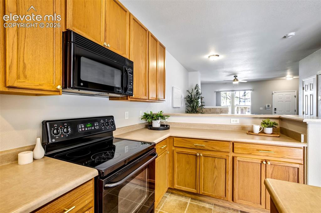 Image 11 of 40: Breakfast bar for additional seating. 