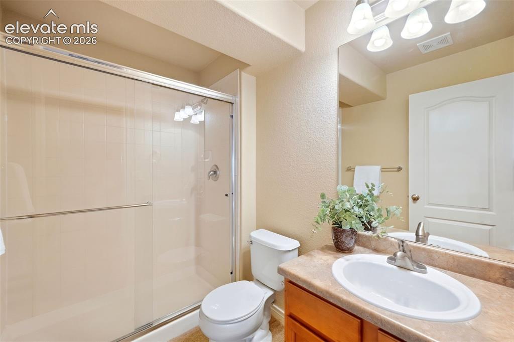 Image 16 of 40: Bathroom