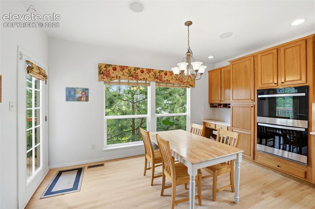 Image 11 of 42: Dining Area