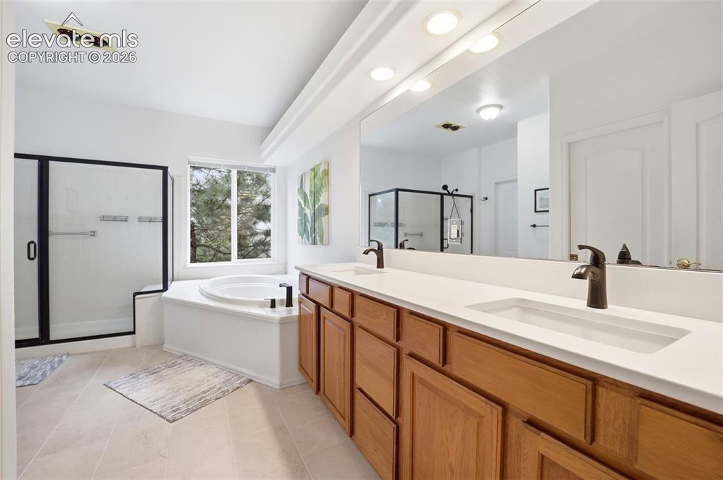Image 17 of 42: Bathroom