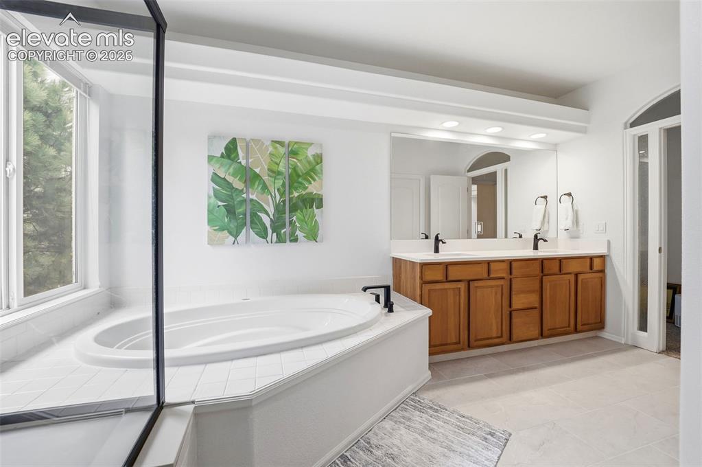 Image 18 of 42: Bathroom