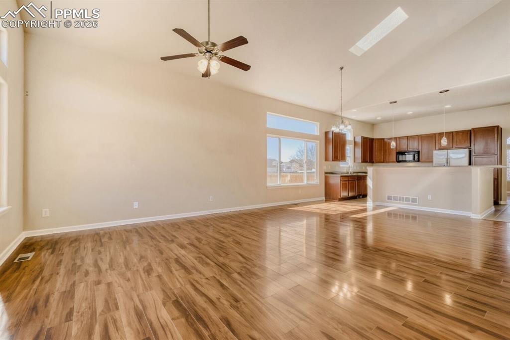 Image 13 of 31: Living Room