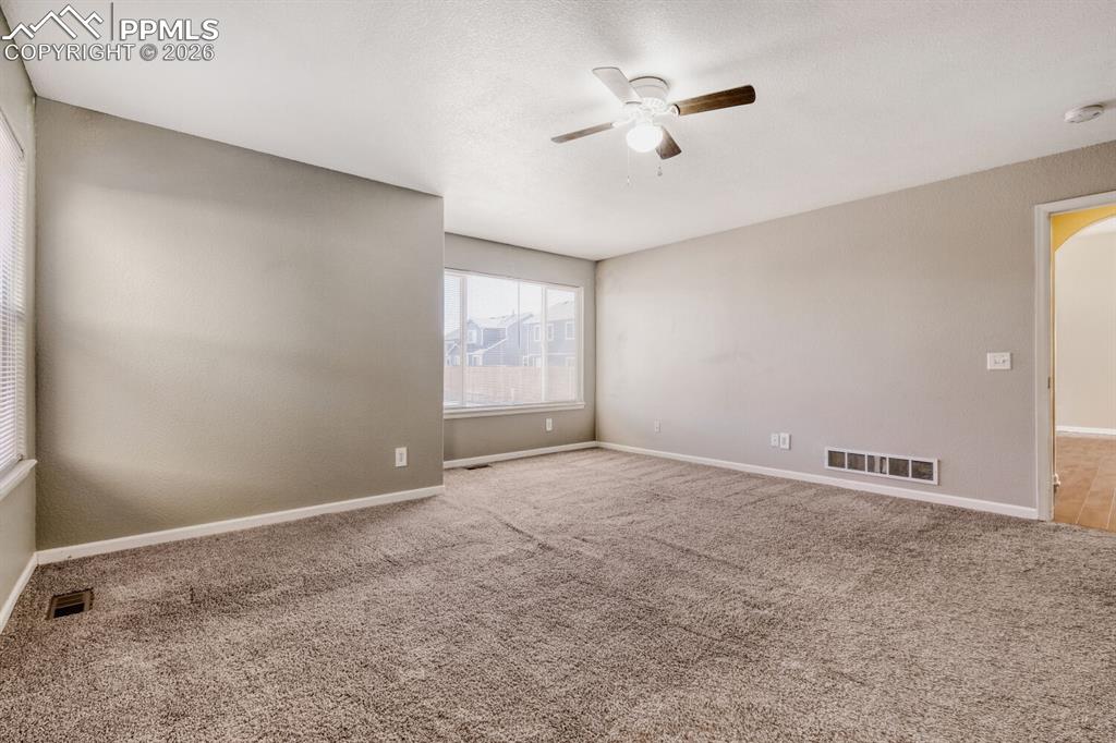 Image 16 of 31: Bedroom