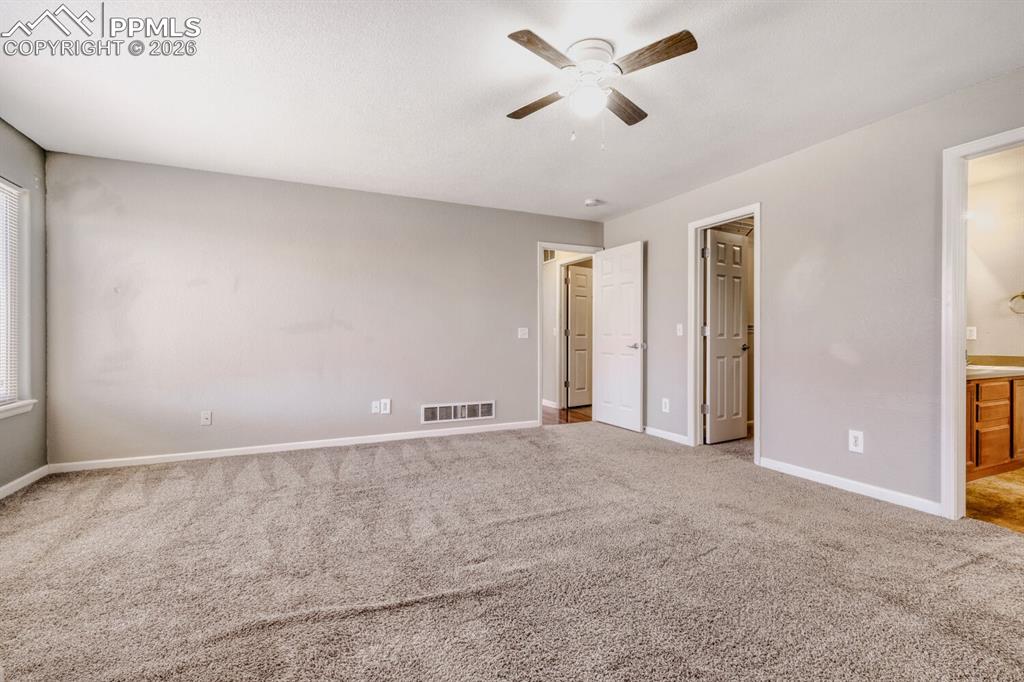 Image 17 of 31: Bedroom